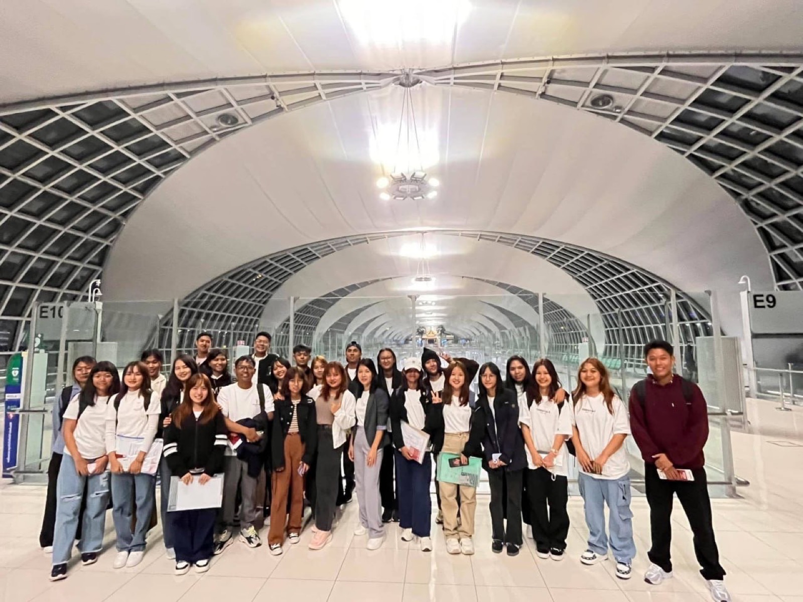 空港ターミナルで日本への渡航を待つ学生たち